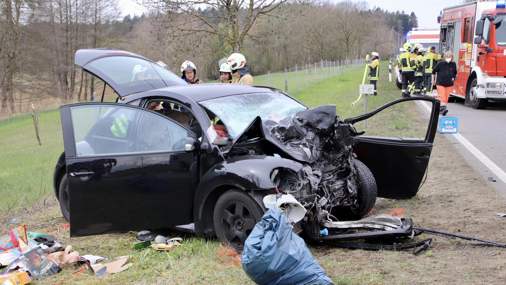 Lindau Zwei Tote bei Unfall auf Bundesstraße am Bodensee Auto crasht