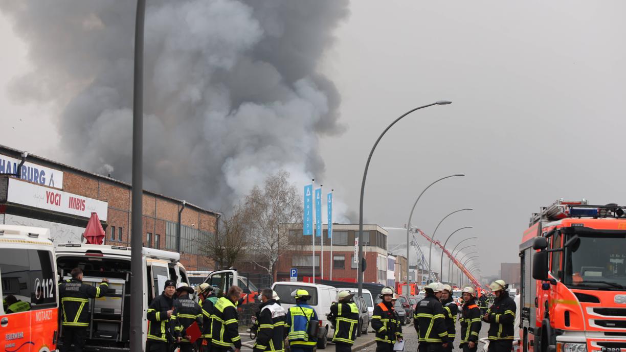 Gro Brand In Hamburg Rothenburgsort Giftwolke Verdunkelt Innenstadt