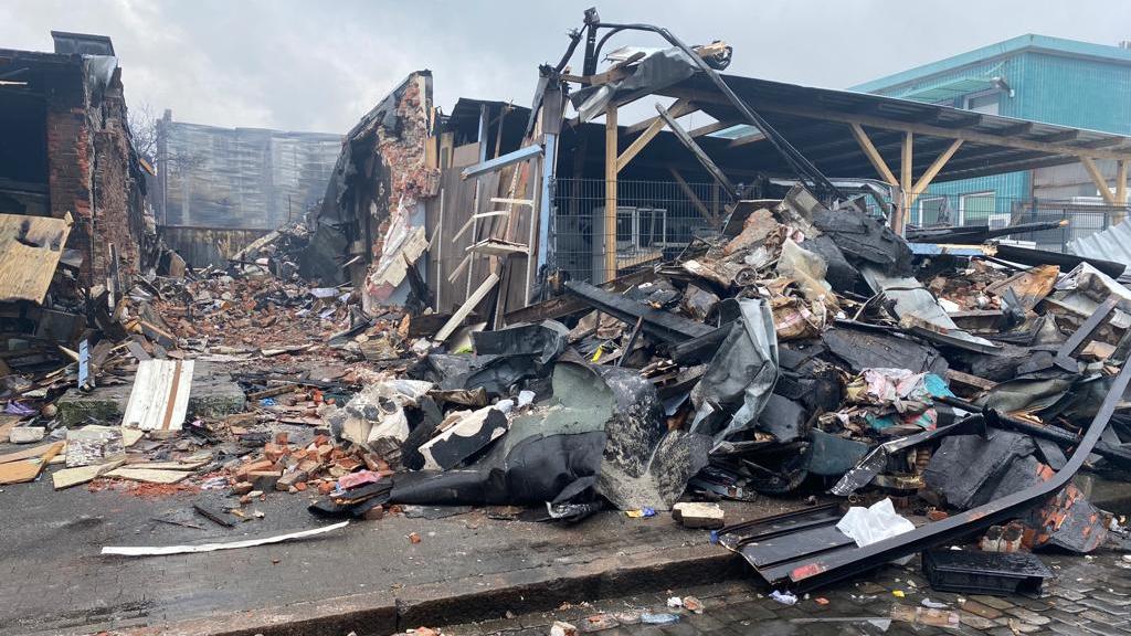 Nach Alarm und einer Rauchwolke in Hamburg Großbrand noch immer nicht