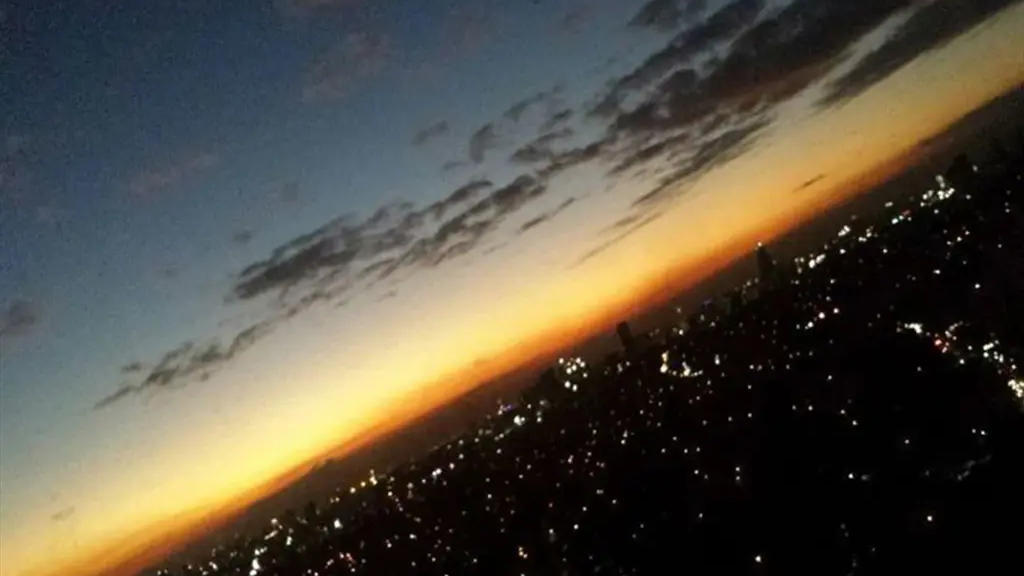 Optische Täuschung Stadt bei Nacht