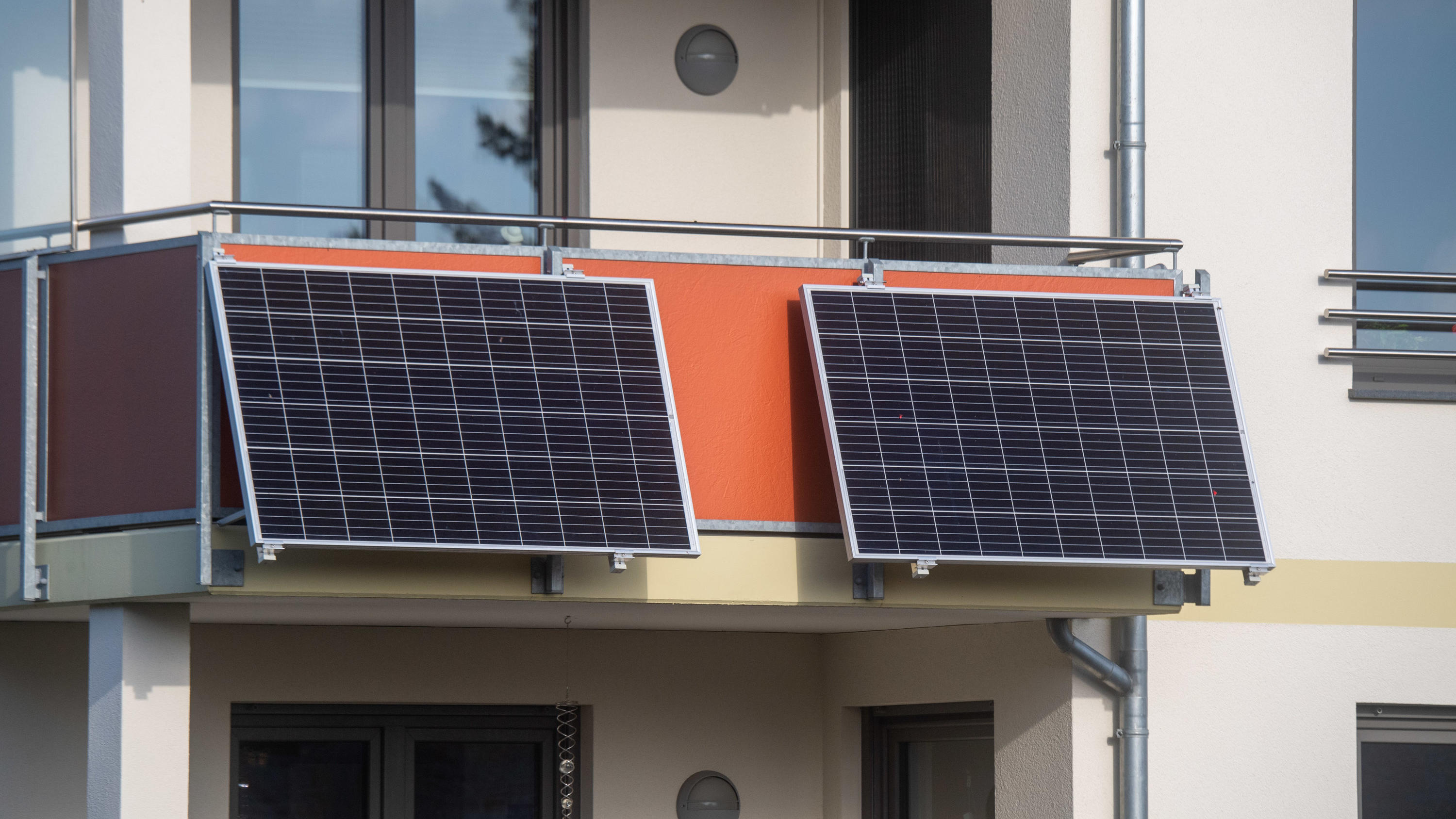 ARCHIV - 07.11.2022, Mecklenburg-Vorpommern, Stralsund: Solarmodule für ein sogenanntes Balkonkraftwerk hängen an einem Balkon. (dpa zu: «Wohnungsverband sieht bisher keinen Boom bei Solaranlagen für Balkone») Foto: Stefan Sauer/dpa +++ dpa-Bildfunk 