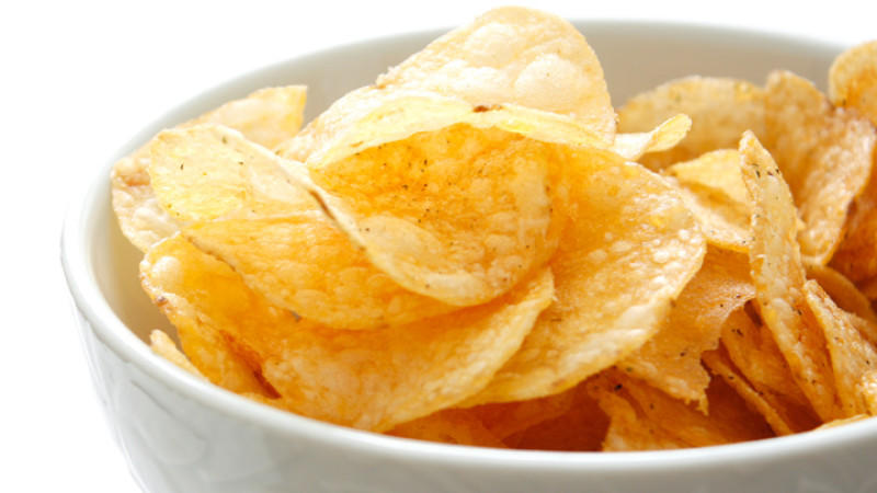 Wer Chips ist, macht sich meist höchstens Sorgen um sein Gewicht und den Fettgehalt des Snacks. Damit, dass bei der Herstellung auch tierische Bestandteile verwendet werden, rechnet wohl kaum jemand. Nicht nur für Vegetarier und Veganer ist das ein Ärgernis.