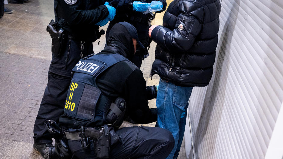 Waffenverbotszone Am Hauptbahnhof Hamburg: Polizei Findet Messer ...