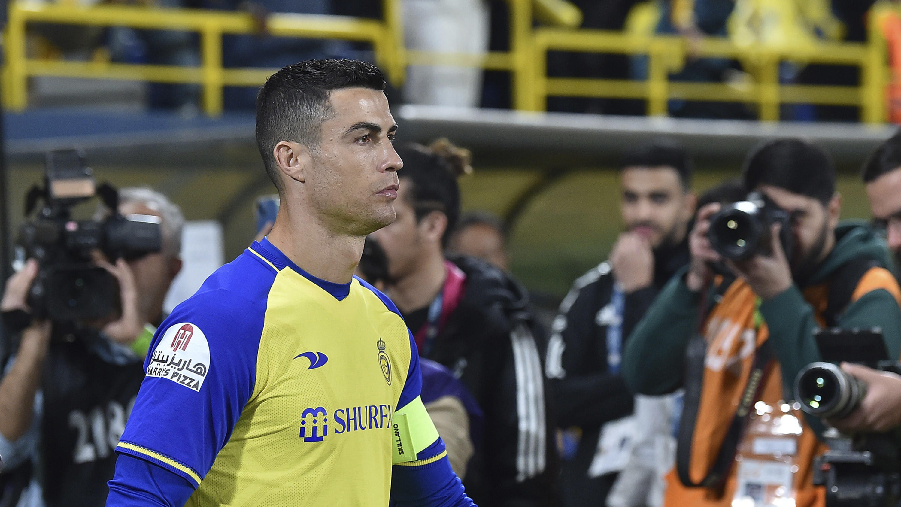 ARCHIV - 25.09.2017, Saudi-Arabien, Riad: Fußball: Pro League, Saudi-Arabien, Al-Nassr FC - Al-Ettifaq: Al Nassr-Spieler Cristiano Ronaldo betritt das Spielfeld vor seinem Pflichtspiel-Debüt für Al-Nassr. Garcia ist nicht länger Coach vom Ronaldo-Clu