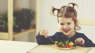 kinder,kind,essen,kinderessen,kindergericht,Mädchen,Gemüse,Tisch,abendessen,mittagessen