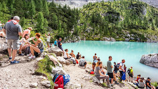 zahlreiche Wandertouristen drÃ¤ngen sich am Lago di Sorapis in SÃ¼dtirol Cortina dAmpezzo im August 2020 *** numerous hiking tourists crowd the Lago di Sorapis in South Tyrol Cortina dAmpezzo in August 2020