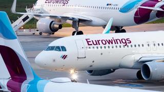 Flugzeuge von Eurowings stehen auf dem Vorfeld eines Flughafens