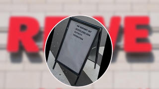 Das Schild vor dem Markt in Lich (Hessen) sorgte für einiger Aufregung in den Sozialen Medien.