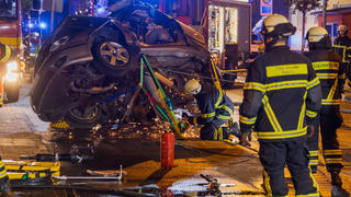 29.04.2023, Nordrhein-Westfalen, Hürth: In Hürth bei Köln bergen Einsatzkräfte ein völlig zerstörtes Autowrack. Nach einem schweren Unfall ist ein Autofahrer geflohen und hat einen ums Leben gekommenen 44-jährigen Beifahrer und einen schwer verletzten Jungen zurückgelassen. Der Fahrer, der am Freitagabend mit dem Auto gegen einen Ampelmast geschleudert war, sei Zeugen zufolge in ein anderes Auto eingestiegen und geflohen, teilten die Ermittlungsbehörden am Samstag mit. (zu dpa: "Autofahrer flieht und lässt toten Beifahrer und Verletzten zurück") Foto: Lars Jäger/dpa - ACHTUNG: Autokennzeichen gepixelt +++ dpa-Bildfunk +++