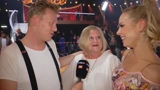 Jens "Knossi" Knossalla mit seiner Mama Ida und "Let's Dance"-Profi-Tanzpartnerin Isabel Edvardsson