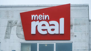 Eine Beschilderung einer "Mein Real"-Filiale