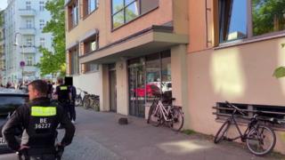 Zwei Schulkinder sind am Mittwoch auf einem Schulhof in Berlin-Neukölln von einem Angreifer verletzt worden.