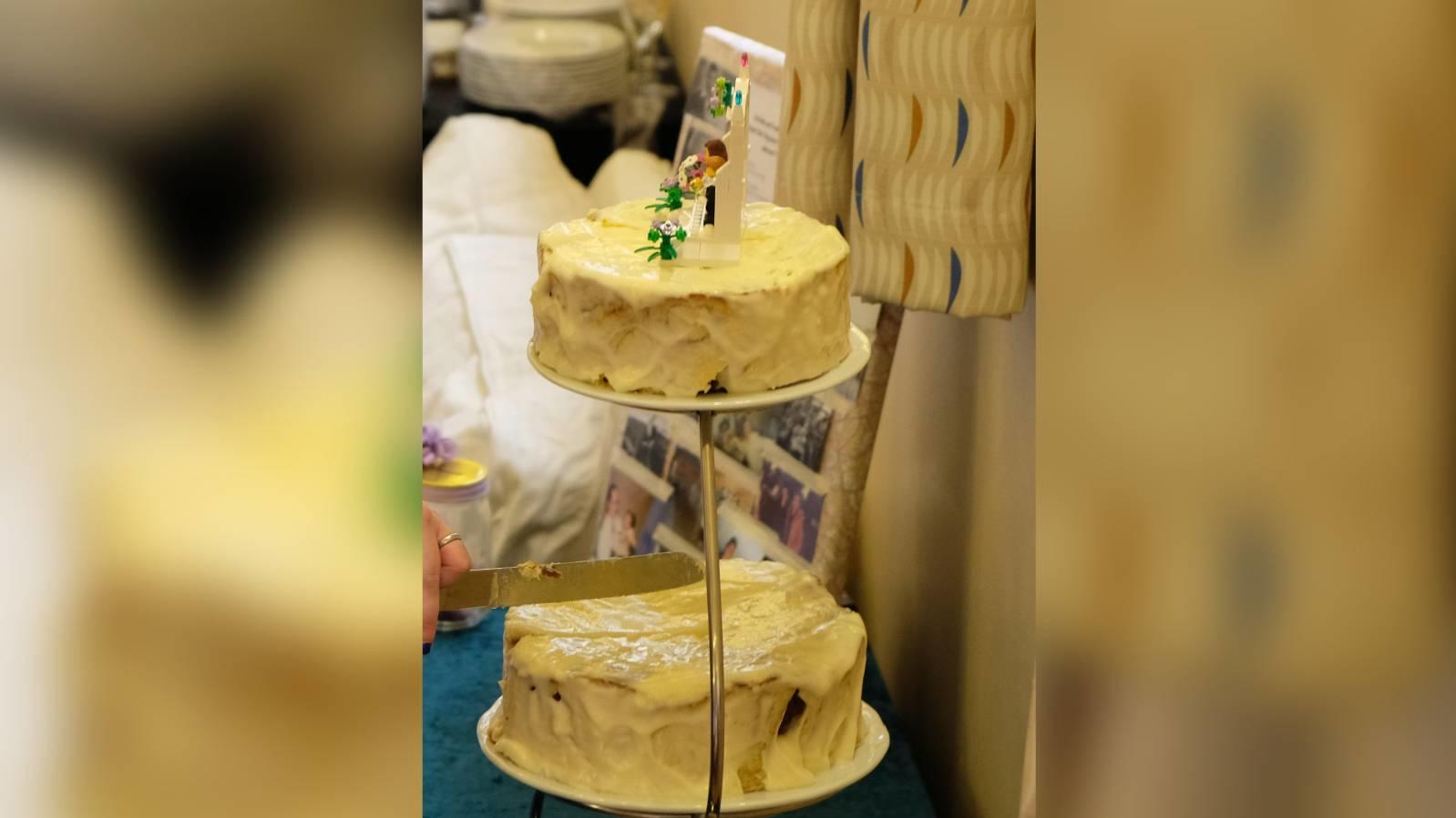 uneben-beige-und-ganz-schon-langweilig-was-hat-es-mit-dieser-hasslichen-hochzeitstorte-auf-sich-wir-klaren-auf