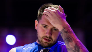 NBA, Basketball Herren, USA Dallas Mavericks at Philadelphia 76ers Mar 29, 2023 Philadelphia, Pennsylvania, USA Dallas Mavericks guard Luka Doncic stands for the anthem before action against the Philadelphia 76ers at Wells Fargo Center. Philadelphia Wells Fargo Center Pennsylvania USA, EDITORIAL USE ONLY PUBLICATIONxINxGERxSUIxAUTxONLY Copyright: xBillxStreicherx 20230329_bs_sq4_0105