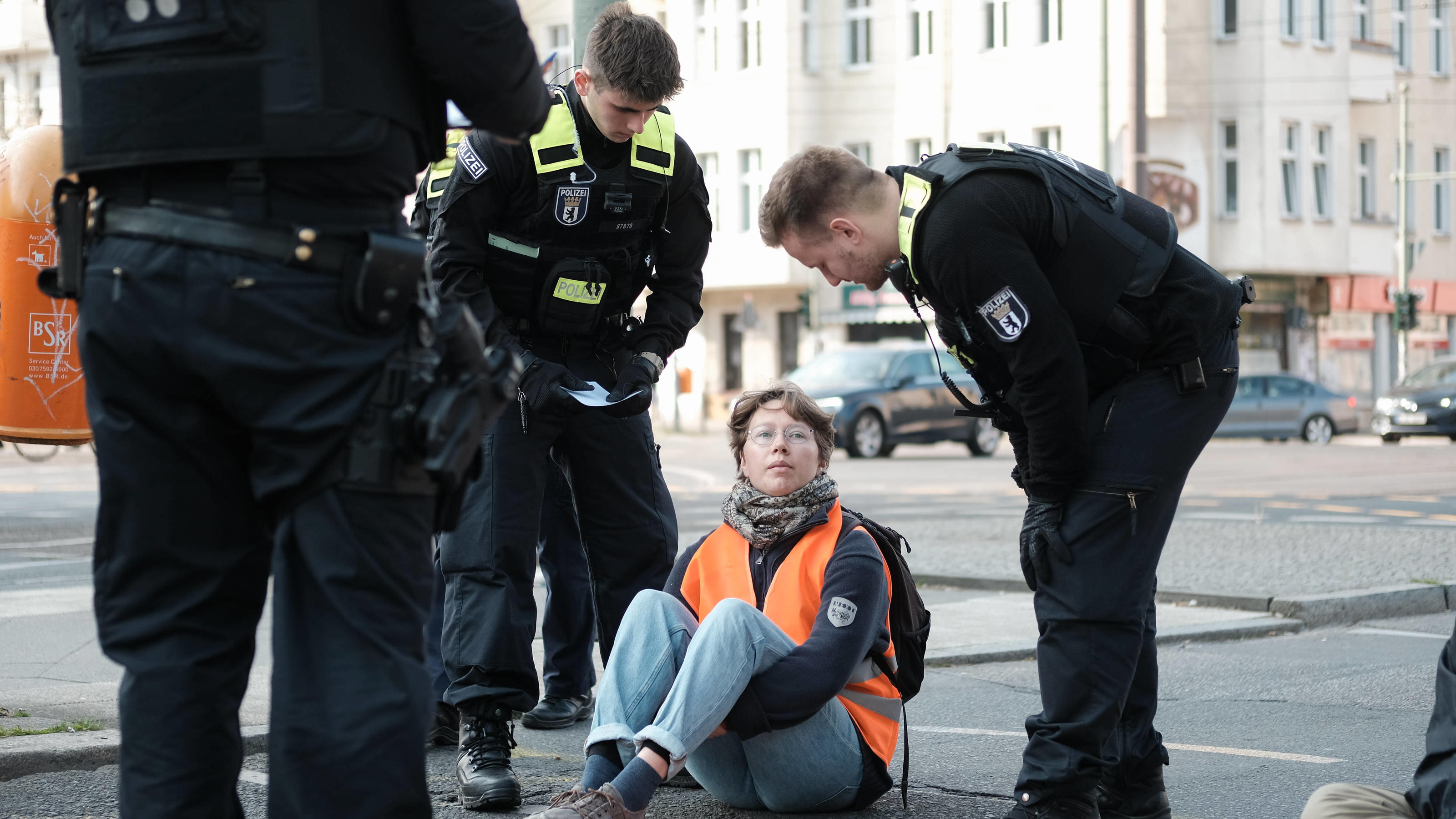 Letzte Generation blockiert Greifswalder Str. in Berlin Am 02.05.2023 blockierten 5 Aktivisten der sog. Letzten Generation die Greifswalder Str. an der Kreuzung Danziger Str. gegen 8 Uhr. Sie protestieren fÃ¼r ein 9Ã¢-Ticket, ein Tempolimit und fÃ¼r 
