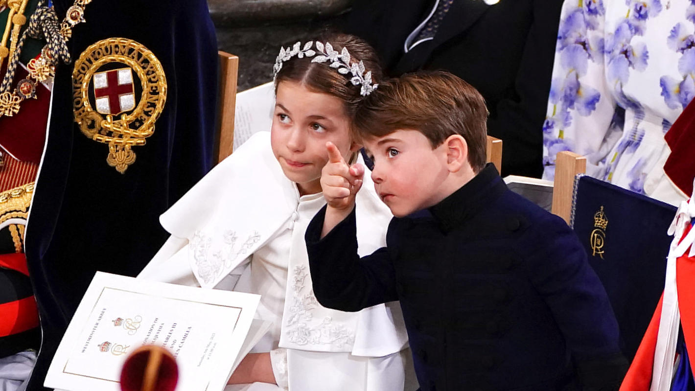 Prinz Louis (rechts) und Prinzessin Charlotte sitzen in Reihe 1 von Westminster Abbey.
