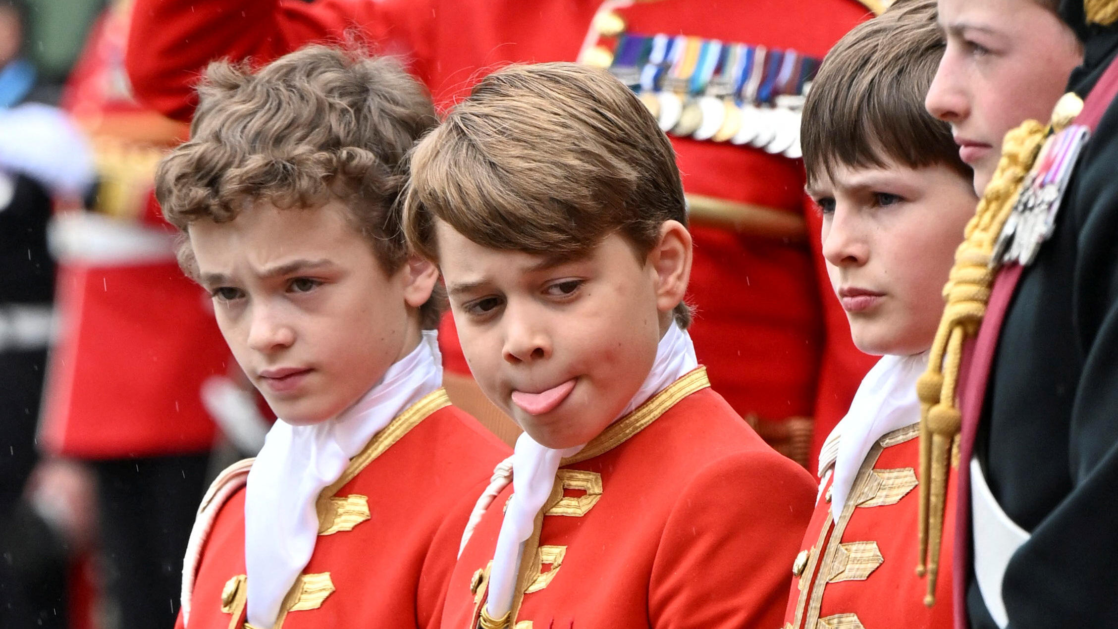 Prinz George (9), der zweite der britischen Thronfolge, streckt die Zunge raus.