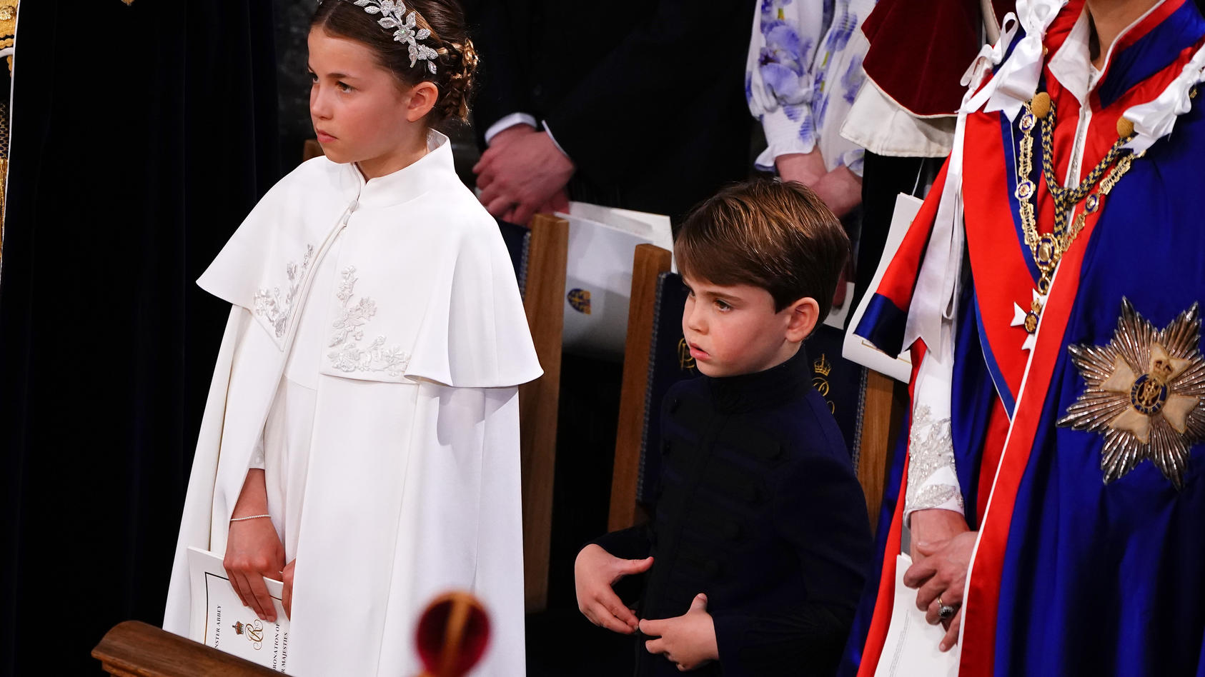 Prinzessin Charlotte, Prinz Louis und Prinzessin Kate stehen beim Krönungs-Gottesdienst von König Charles in der Kirche.