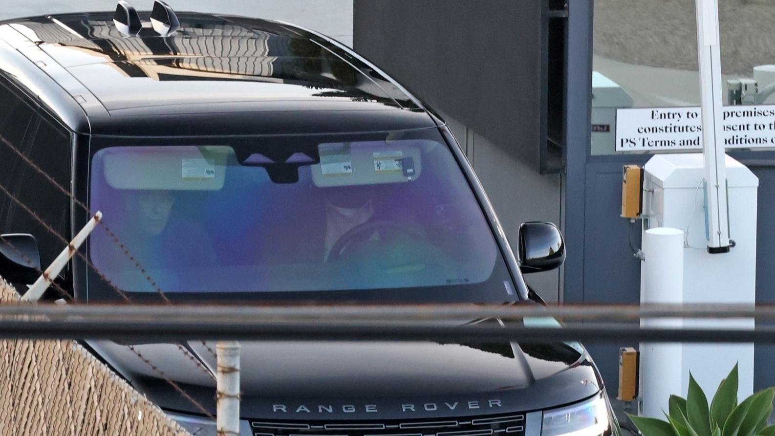 Ein schwarzer Range Rover fährt durch die Schranke des Private Suite-Terminals am Flughafen von Los Angeles. Mit an Bord: Prinz Harry auf dem Weg zu seiner Frau Meghan und den Kindern.