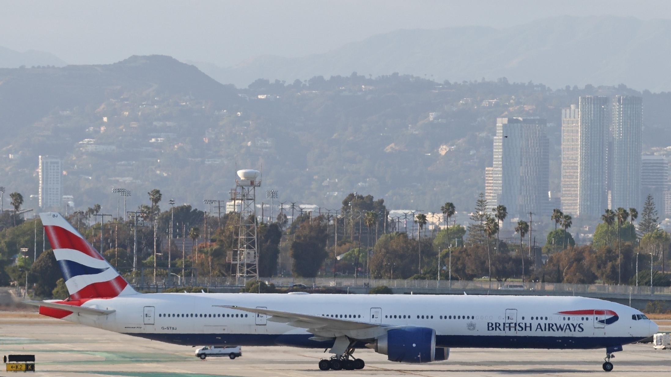 Eine Boeing 777 der British Airways steht am Flughafen von Los Angeles (USA). An Bord des Jets soll Prinz Harry gewesen sein.