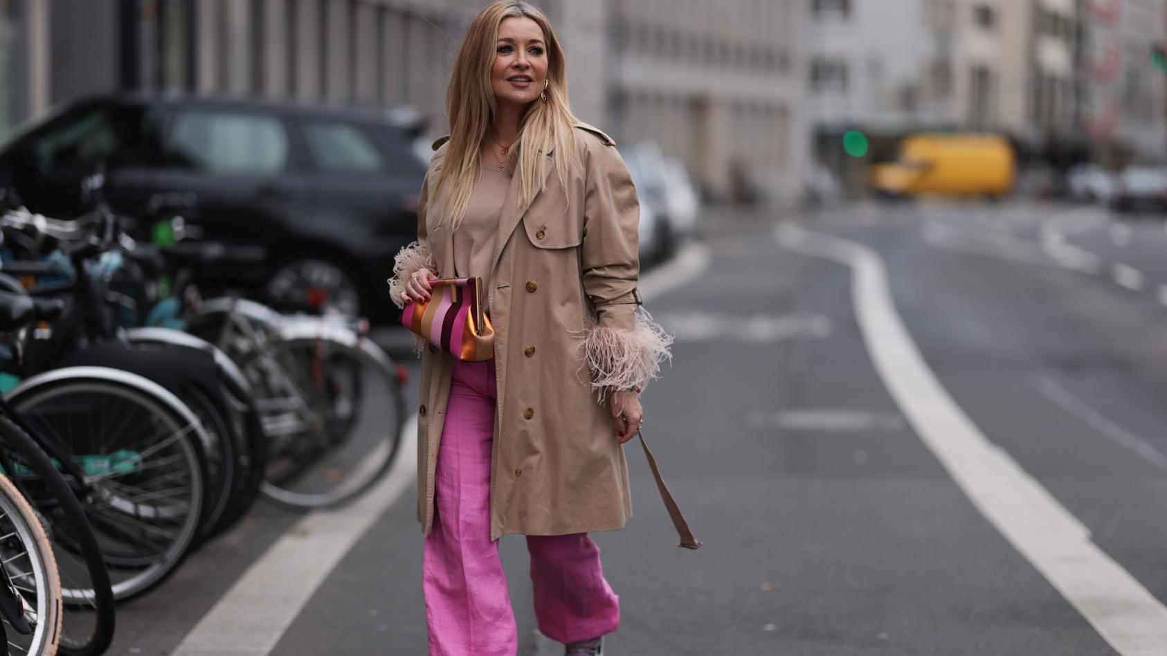 trenchcoats-sind-im-fruhling-2023-absolute-trendstucke