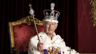 HANDOUT - 08.05.2023, Großbritannien, London: Das am 08.05.2023 vom Royal Household 2023 herausgegebene Handout zeigt König Charles III. im Krönungsornat im Thronsaal des Buckingham Palace auf einem Thron sitzend. In den Händen hält er Reichsapfel und Zepter, auf dem Kopf trägt er die Imperial State Crown. Nach der Krönung von König Charles III. und Königin Camilla hat der Palast offizielle Porträtfotos des Königspaars und ein Gruppenbild herausgegeben. Die Krönung von König Charles III. fand am 6. Mai in London statt. Foto: Hugo Burnand/Royal Household 2023/PA Media/dpa - ACHTUNG: Nur zur redaktionellen Verwendung im Zusammenhang mit der Berichterstattung über die Krönung bis zum 31. Dezember 2023. Das Foto darf nicht verändert und nur im vollen Ausschnitt verwendet werden. Keine Archivierung. Nur mit vollständiger Nennung des vorstehenden Credits +++ dpa-Bildfunk +++