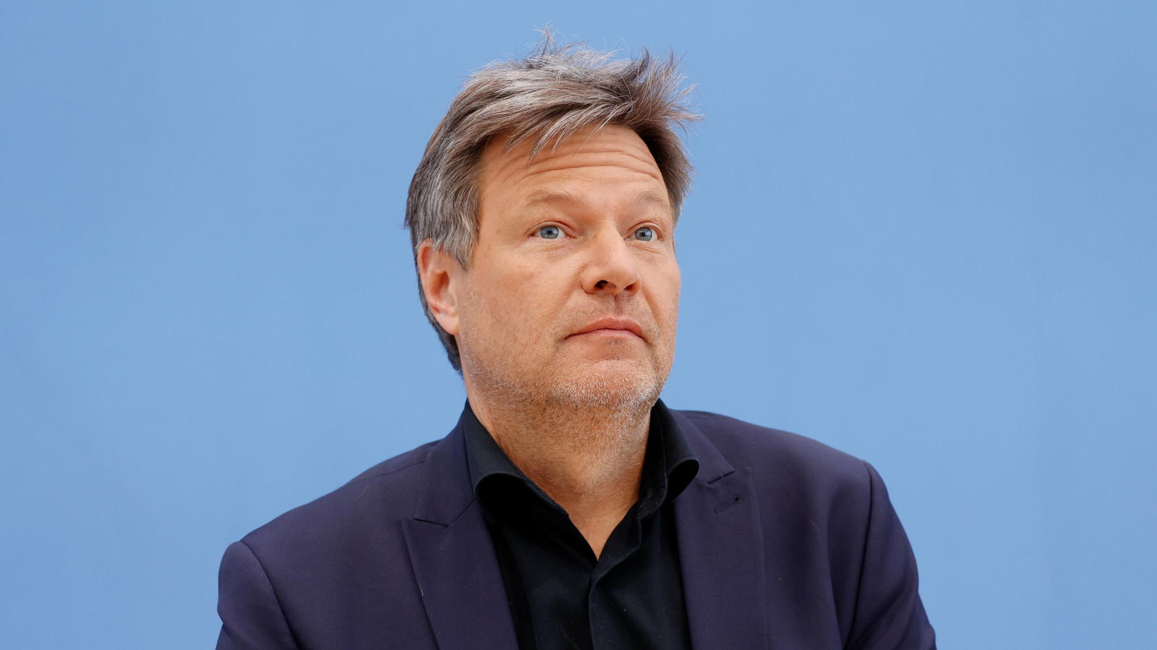 ausraster-kennt-man-von-bundesminister-robert-habeck-normalerweise-nicht-doch-ein-video-in-den-sozialen-medien-wirft-aktuell-fragen-auf