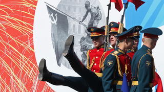 Soldaten schwingen in Moskau die Beine.