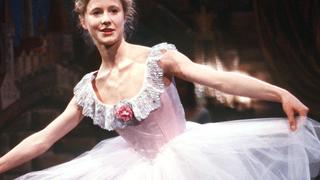 Die deutsche Schauspielerin Silvia Seidel als Ballett-Tänzerin "Anna" in einer Szene. Aufnahme vom Juni 1987. Silvia Seidel spielt die Hauptrolle in der sechsteiligen Fernsehserie des ZDF.