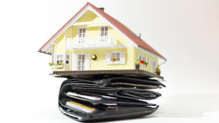 Haus - Wohnen - KostenModell eines Einfamilienhauses mit einer Brieftasche. ( Foto vom 06.01.2011 ) Foto: Revierfoto