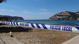 ARCHIV - 10.04.2020, Spanien, Port Andratx: Mit einem Absperrband der Polizei ist der Zugang zu einem Strand auf der Insel Mallorca abgesperrt. (zu dpa «Spaniens Regierung: Tourismus wohl erst gegen Jahresende wieder aktiv») Foto: Clara Margais/dpa +++ dpa-Bildfunk +++