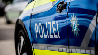 Bamberg, Deutschland 03. Dezember 2022: Themenbilder - Symbolbilder - Polizei Blaulicht - 2022 Ein Einsatzfahrzeug der Polizei, Streifenwagen mit Blaulicht in Bamberg Bayern.