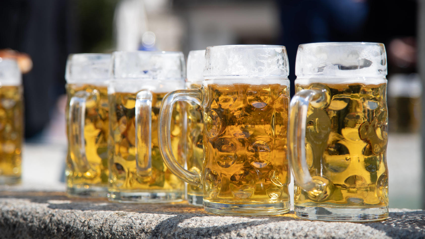 Biergläser auf einer Mauer