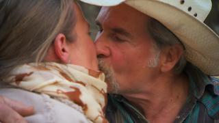 Hofdame Astrid und Farmer Tom küssen sich