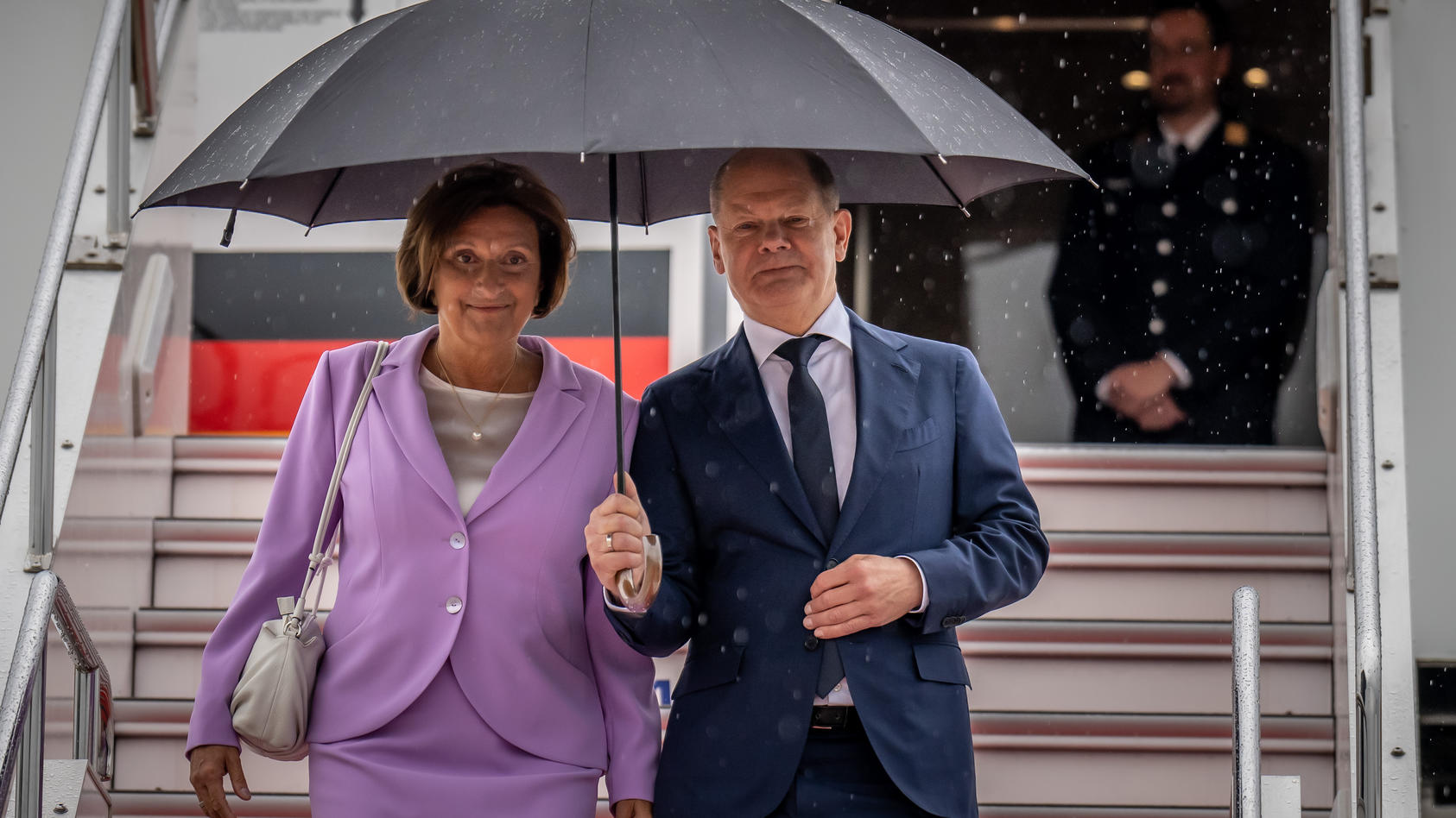 bundeskanzler-olaf-scholz-spd-und-seine-ehefrau-britta-ernst-bei-ihrer-ankunft-in-japan