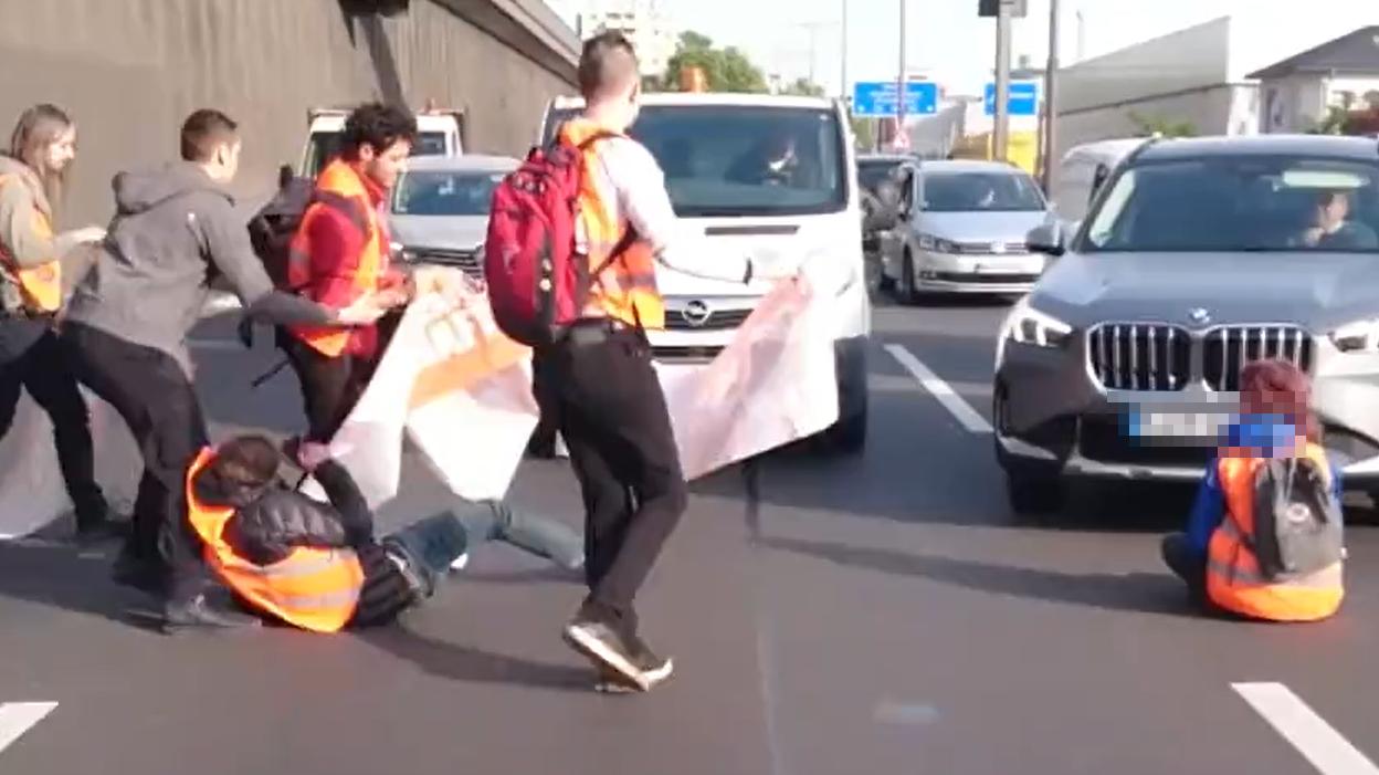 Autofahrer Schlagen Und Treten Auf Klimakleber Der Letzten Generation ...