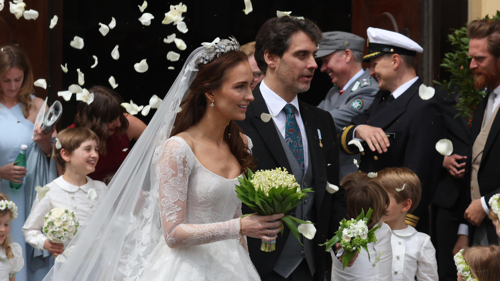 Hier kann die Braut schon wieder strahlen! Sophie-Alexandra und Ludwig, Prinz von Bayern, haben am 20. Mai 2023 kirchlich geheiratet.