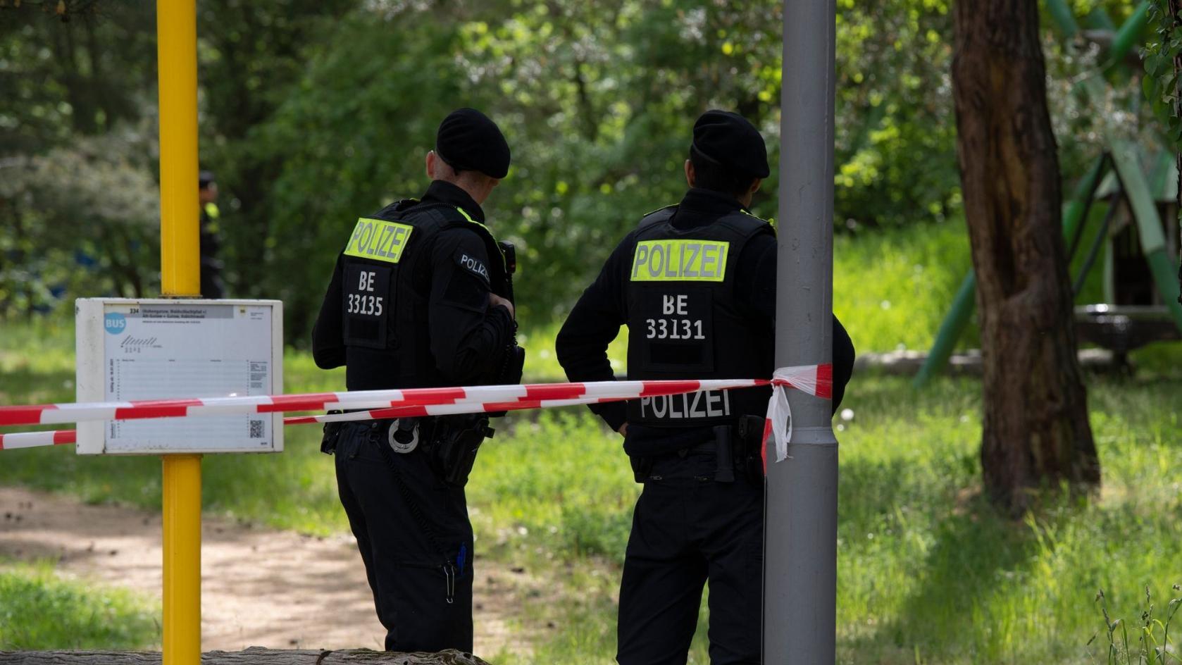Polizisten suchen am Tatort nahe des ehemaligen Krankenhauses Hohengatow nach Beweismitteln.