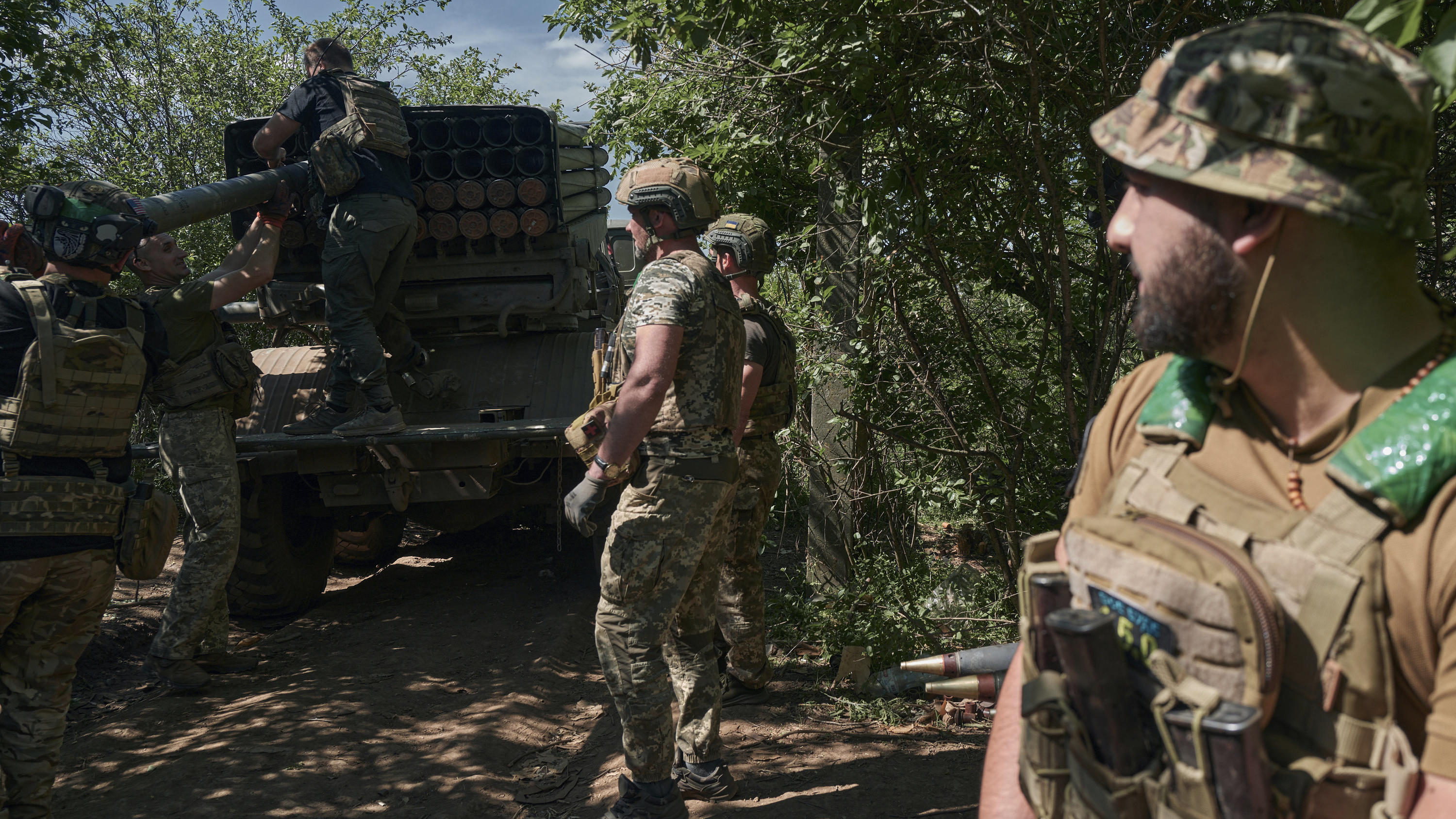 Ukraine, Bachmut: Ukrainische Soldaten laden Raketen