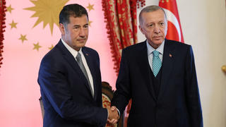 Turkish President Tayyip Erdogan and Sinan Ogan, nationalist candidate of the first round of presidential elections and eliminated when he came third, pose before a meeting in Istanbul, Turkey, May 19, 2023. Murat Cetinmuhurdar/PPO/Handout via REUTERS THIS IMAGE HAS BEEN SUPPLIED BY A THIRD PARTY. NO RESALES. NO ARCHIVES