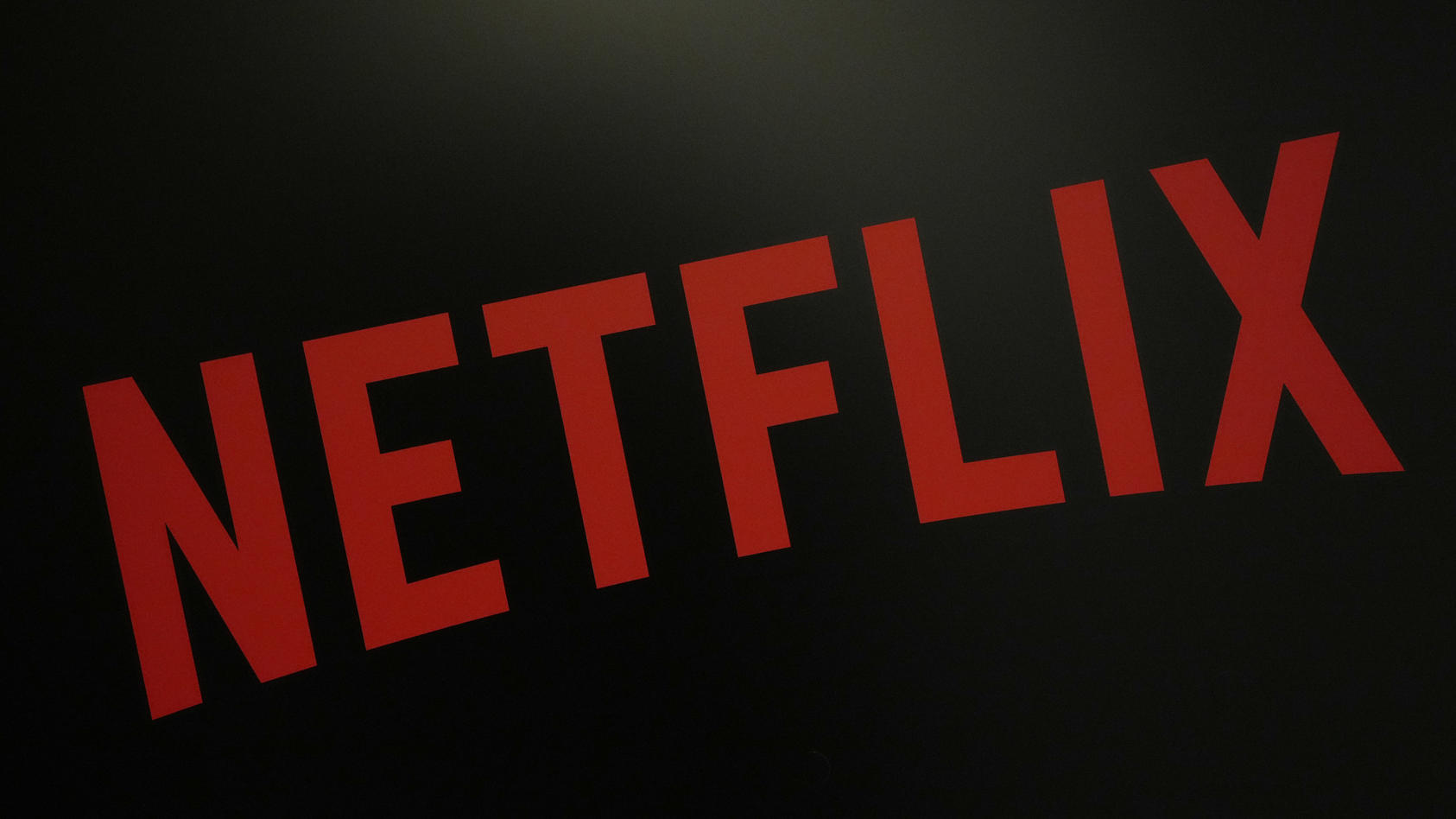 wer-sein-passwort-auerhalb-des-eigenen-haushalts-teilt-wird-schon-bald-vom-streaming-riesen-netflix-zur-kasse-gebeten-was-genau-dahintersteckt