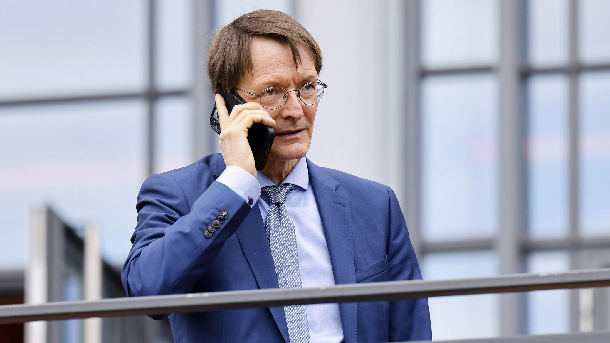 Gesundheitsminister Karl Lauterbach hier mit Handy beim Telefonat. Am Mittwochabend sind er und sein neuer Gesetzesentwurf gefragt wie noch nie.