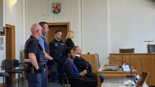 Der Angeklagte Liban M. sitzt mit Hand- und Fußfesseln im Landgericht Frankenthal.