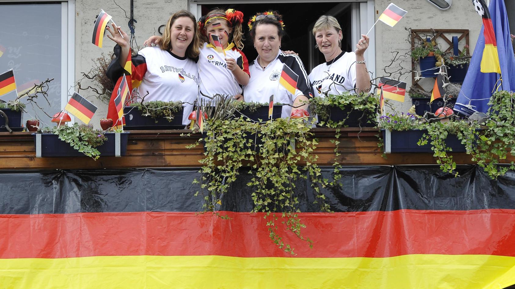 mehr-schwarz-rot-gold-union-will-mehr-patriotismus