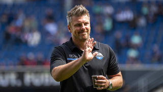 14.05.2023, Nordrhein-Westfalen, Paderborn: Fußball: 2. Bundesliga, SC Paderborn 07 - 1. FC Heidenheim, 32. Spieltag, Home Deluxe Arena: Paderborns Trainer Lukasz Kwasniok betritt das Stadion. Foto: David Inderlied/dpa - WICHTIGER HINWEIS: Gemäß den Vorgaben der DFL Deutsche Fußball Liga bzw. des DFB Deutscher Fußball-Bund ist es untersagt, in dem Stadion und/oder vom Spiel angefertigte Fotoaufnahmen in Form von Sequenzbildern und/oder videoähnlichen Fotostrecken zu verwerten bzw. verwerten zu lassen. +++ dpa-Bildfunk +++
