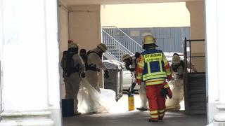 Ein verdächtiges weißes Pulver wird von Einsatzkräften sichergestellt. Das Pulver war in einem Brief adressiert an Robert Habeck.