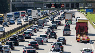 Osterreiseverkehr, Stau auf Autobahn A8, MÃ¼nchen-Salzburg, Reiseverkehr in Richtung SÃ¼den, sÃ¼dlich von MÃ¼nchen, 1. April 2023 Deutschland, Hofolding bei MÃ¼nchen, 1. April 2023, Osterreiseverkehr, Stau auf der Autobahn A8 MÃ¼nchen-Salzburg, Reiseverkehr in Richtung SÃ¼den rechts, SchilderbrÃ¼cke zeigt Stau, Verkehr am Samstagmittag, viele LKWs unterwegs, Osterferien sind gestartet, Fahrt in den Osterurlaub, Verkehr, Blick auf die Alpen, Samstag, Bayern, *** Easter travel traffic, traffic jam on highway A8, Munich Salzburg, southbound travel traffic, south of Munich, April 1, 2023 Germany, Hofolding near Munich, April 1, 2023, Easter travel traffic, traffic jam on highway A8 Munich Salzburg, southbound travel traffic right , sign gantr