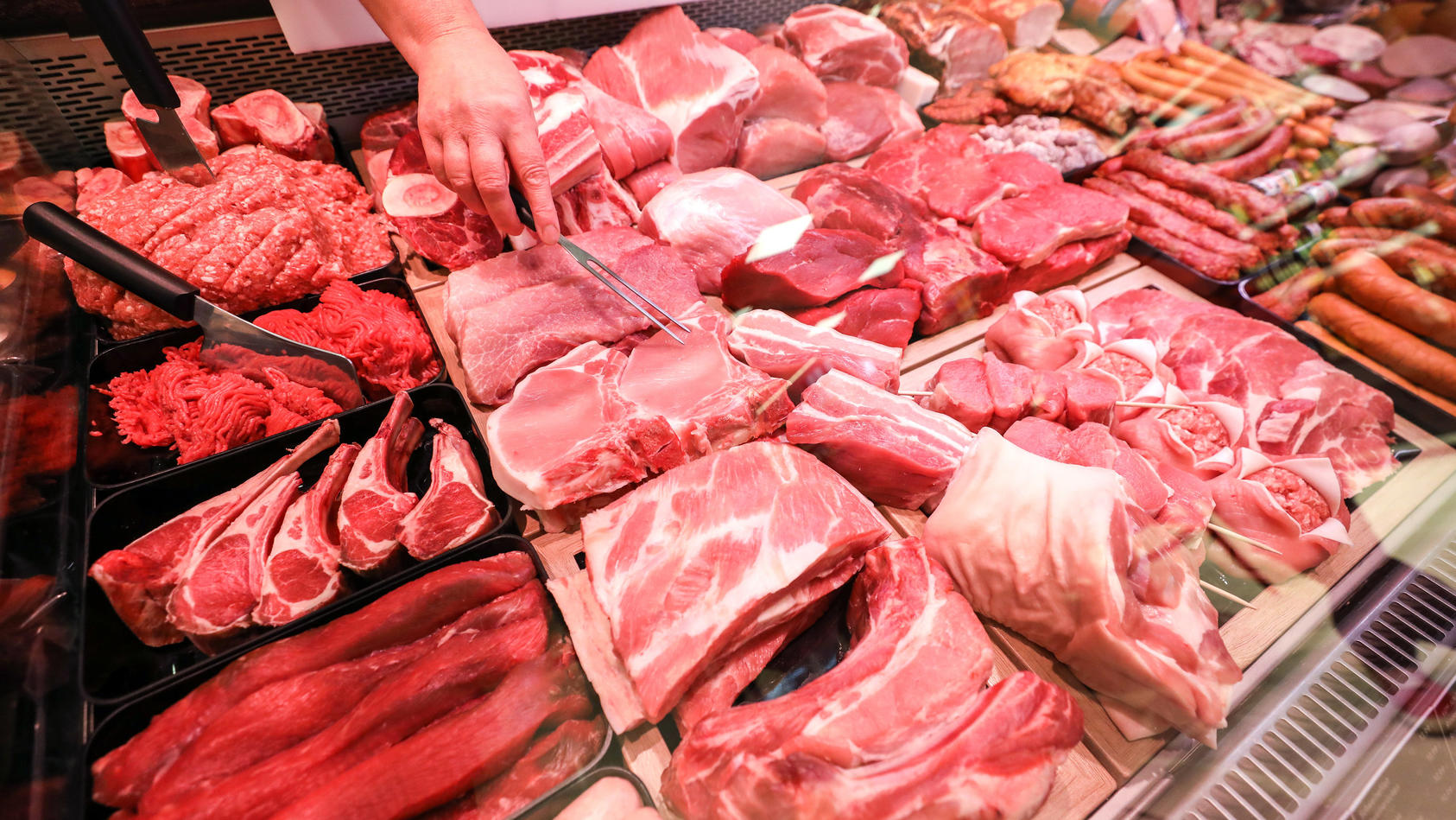 ARCHIV - 15.11.2019, Sachsen, Leipzig: Schweinefleisch und Rindfleisch liegen in einer Fleischtheke in einem Supermarkt. Supermarktkunden sollen bei mehr Fleischwaren Klarheit über das Herkunftsland der Tiere bekommen. Darauf zielt eine Verordnung vo