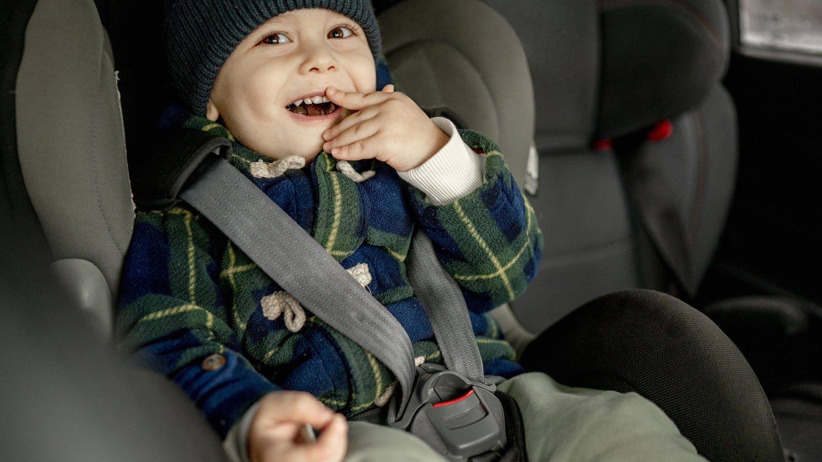 Junge im Kindersitz im Auto
