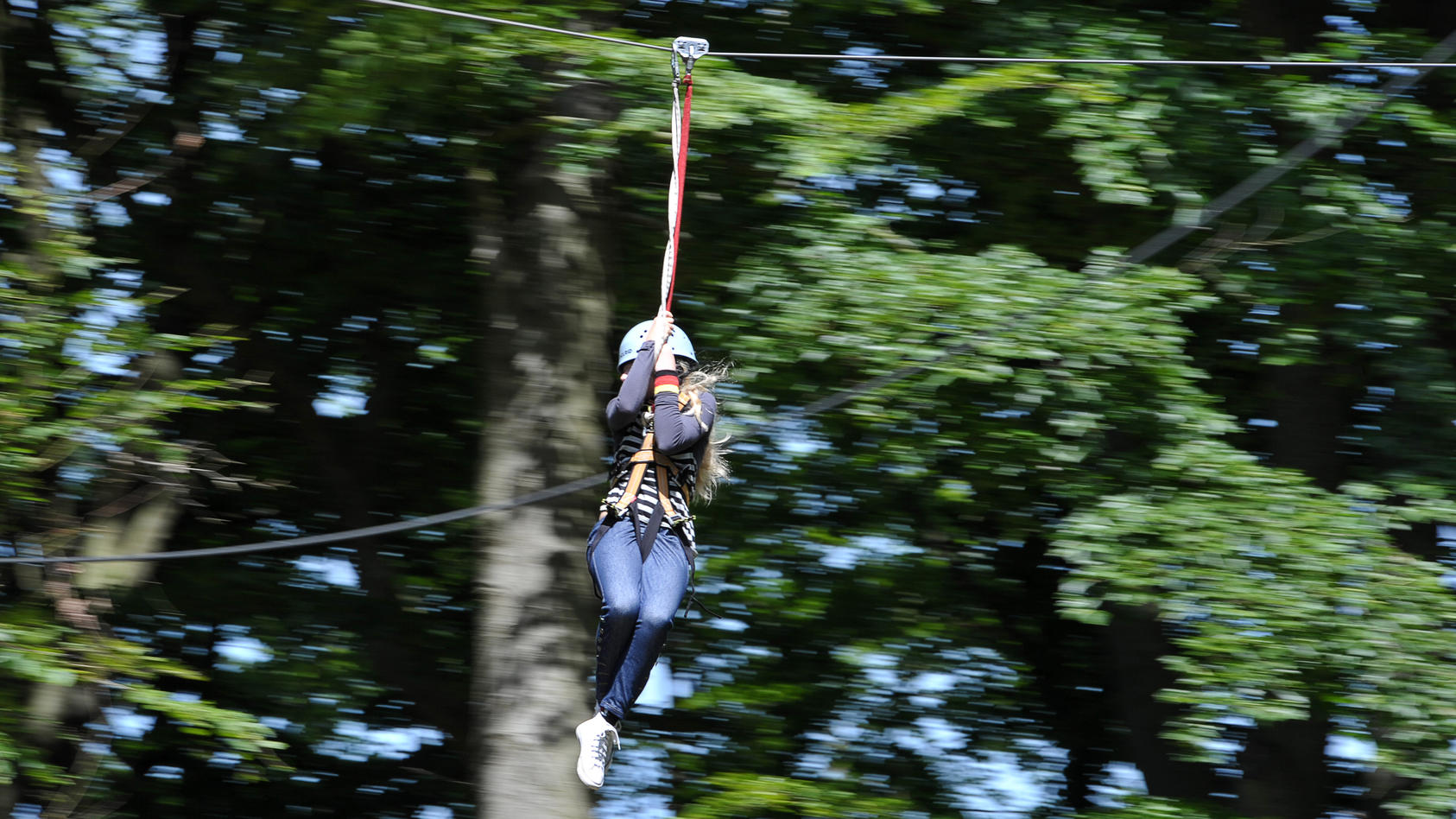 weil-das-seil-einer-seilrutsche-riss-sturzte-ein-16-jahriger-schuler-in-sachsen-in-eine-schlucht-symbolbild